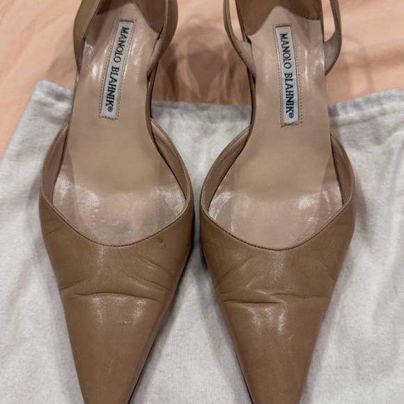 Manolo Blahnik Carolyn kitten heel slingback pumps in a tan/mustard color. Size - Picture 4 of 5